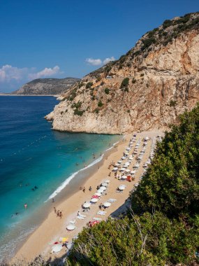 Gün ortasında Kaputas plajı. Sıcak bir günde Kaputa sahilinin sakin manzarası. Antalya 'nın en ünlü salonları. Türkiye