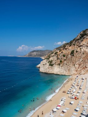 Gün ortasında Kaputas plajı. Sıcak bir günde Kaputa sahilinin sakin manzarası. Antalya 'nın en ünlü salonları. Türkiye