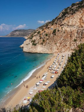 Gün ortasında Kaputas plajı. Sıcak bir günde Kaputa sahilinin sakin manzarası. Antalya 'nın en ünlü salonları. Türkiye