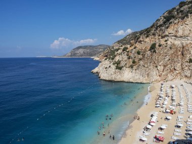 Gün ortasında Kaputas plajı. Sıcak bir günde Kaputa sahilinin sakin manzarası. Antalya 'nın en ünlü salonları. Türkiye