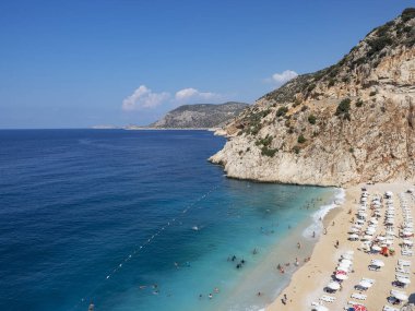 Gün ortasında Kaputas plajı. Sıcak bir günde Kaputa sahilinin sakin manzarası. Antalya 'nın en ünlü salonları. Türkiye