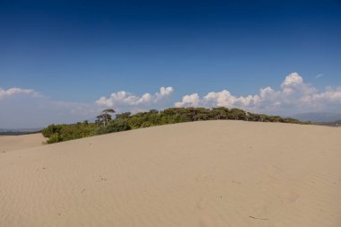 Patara plajı Türkiye 'de ünlü bir turizm merkezi ve doğal varış yeridir. Turuncu kum tepelerinin ve tepelerin görkemli manzarası ılık günbatımının ışınlarında parlıyor..