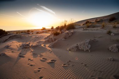 Patara plajı Türkiye 'de ünlü bir turizm merkezi ve doğal varış yeridir. Turuncu kum tepelerinin ve tepelerin görkemli manzarası ılık günbatımının ışınlarında parlıyor..