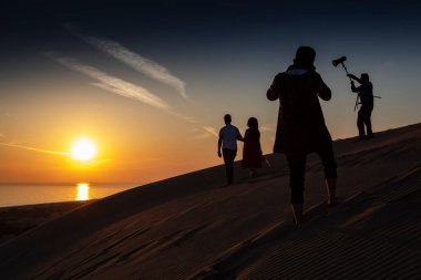 Patara plajı Türkiye 'de ünlü bir turizm merkezi ve doğal varış yeridir. Turuncu kum tepelerinin ve tepelerin görkemli manzarası ılık günbatımının ışınlarında parlıyor..