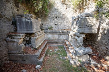 Türkiye 'nin Olimpos kentindeki Lycian kasabasının antik kalıntılarına bakın.