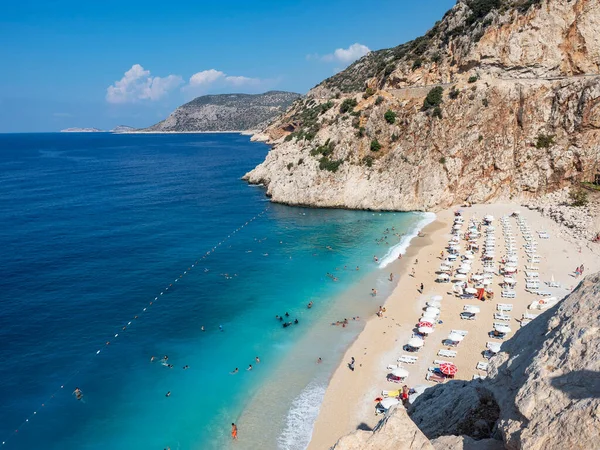 Gün ortasında Kaputas plajı. Sıcak bir günde Kaputa sahilinin sakin manzarası. Antalya 'nın en ünlü salonları. Türkiye