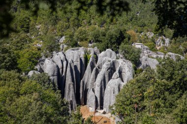 Antalya 'daki Selge antik şehrinde, Adam Kayalar, çok sayıda ayakta duran insana benzemektedir ve insanlar onlara tuhaf ve fantastik yapılarından dolayı Avatar Diyarı adını vermişlerdir..
