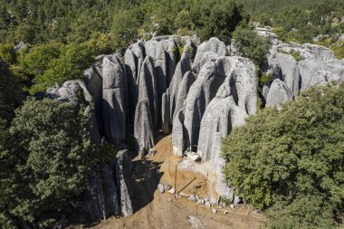 Antalya 'daki Selge antik şehrinde, Adam Kayalar, çok sayıda ayakta duran insana benzemektedir ve insanlar onlara tuhaf ve fantastik yapılarından dolayı Avatar Diyarı adını vermişlerdir..