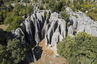 Antalya 'daki Selge antik şehrinde, Adam Kayalar, çok sayıda ayakta duran insana benzemektedir ve insanlar onlara tuhaf ve fantastik yapılarından dolayı Avatar Diyarı adını vermişlerdir..