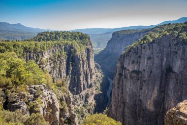 Türkiye 'deki güzel büyük Tazi kanyonunun panoramik manzarası, sancak resmi doğa manzarası.