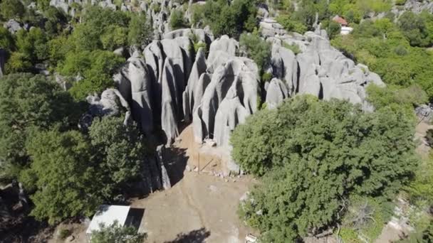 アンタルヤのセルジュの古代都市で アダムKayalar 男岩は いくつかの立っている男性に似ていることを意味します 人々は彼らのユニークで幻想的な構造のためにアバターの土地と名付けました — ストック動画