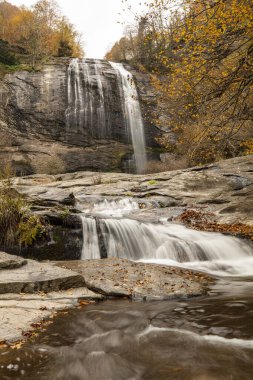 Sonbaharda şelalenin manzarası. Sonbahar renklerinde şelale. Suuctu Şelaleleri, Bursa, Türkiye.