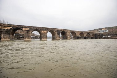 Dicle Köprüsü, Türkiye 'nin güneydoğusundaki Dicle Nehri üzerinde yer alan tarihi bir köprüdür. 1065 yılında tamamlandı, toplam uzunluğu 178 metre olan on kemer sayısına sahiptir..