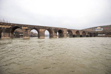 Dicle Köprüsü, Türkiye 'nin güneydoğusundaki Dicle Nehri üzerinde yer alan tarihi bir köprüdür. 1065 yılında tamamlandı, toplam uzunluğu 178 metre olan on kemer sayısına sahiptir..