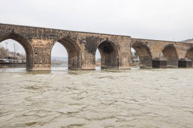 Dicle Köprüsü, Türkiye 'nin güneydoğusundaki Dicle Nehri üzerinde yer alan tarihi bir köprüdür. 1065 yılında tamamlandı, toplam uzunluğu 178 metre olan on kemer sayısına sahiptir..