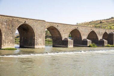 Dicle Köprüsü, Türkiye 'nin güneydoğusundaki Dicle Nehri üzerinde yer alan tarihi bir köprüdür. 1065 yılında tamamlandı, toplam uzunluğu 178 metre olan on kemer sayısına sahiptir..