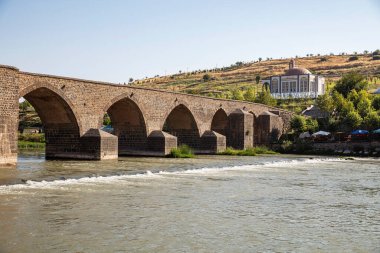 Dicle Köprüsü, Türkiye 'nin güneydoğusundaki Dicle Nehri üzerinde yer alan tarihi bir köprüdür. 1065 yılında tamamlandı, toplam uzunluğu 178 metre olan on kemer sayısına sahiptir..
