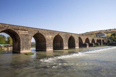 Dicle Köprüsü, Türkiye 'nin güneydoğusundaki Dicle Nehri üzerinde yer alan tarihi bir köprüdür. 1065 yılında tamamlandı, toplam uzunluğu 178 metre olan on kemer sayısına sahiptir..