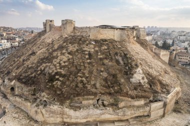 Gaziantep Şatosu 6 Şubat 'ta Kahramanmara merkezli depremlerde ağır hasar gördü ve bazı tahkimatlar yıkımla hasar gördü.. 