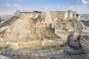 Gaziantep Şatosu 6 Şubat 'ta Kahramanmara merkezli depremlerde ağır hasar gördü ve bazı tahkimatlar yıkımla hasar gördü.. 