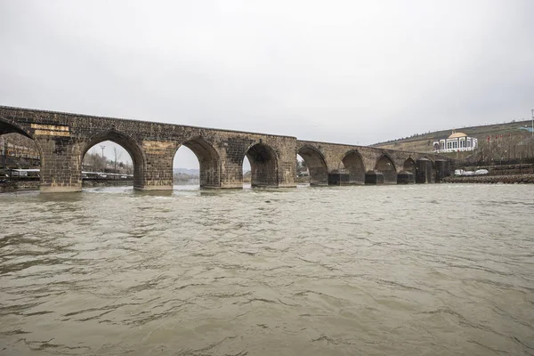 Dicle Köprüsü, Türkiye 'nin güneydoğusundaki Dicle Nehri üzerinde yer alan tarihi bir köprüdür. 1065 yılında tamamlandı, toplam uzunluğu 178 metre olan on kemer sayısına sahiptir..