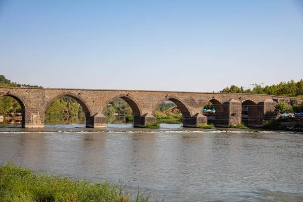 stock image The Dicle Bridge is a historic bridge in Diyarbakr over the river Tigris in southeastern Turkey. Completed in 1065, it numbers ten arches with a total length of 178 m.