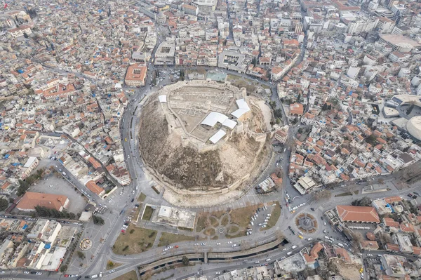 Gaziantep Şatosu 6 Şubat 'ta Kahramanmara merkezli depremlerde ağır hasar gördü ve bazı tahkimatlar yıkımla hasar gördü.. 