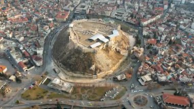 Gaziantep Şatosu 6 Şubat 'ta Kahramanmara merkezli depremlerde ağır hasar gördü ve bazı tahkimatlar yıkımla hasar gördü.. 
