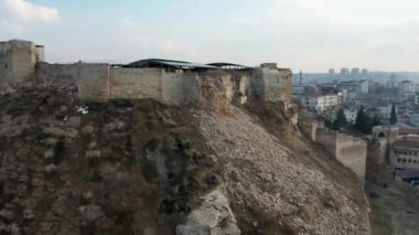 Gaziantep Şatosu 6 Şubat 'ta Kahramanmara merkezli depremlerde ağır hasar gördü ve bazı tahkimatlar yıkımla hasar gördü.. 