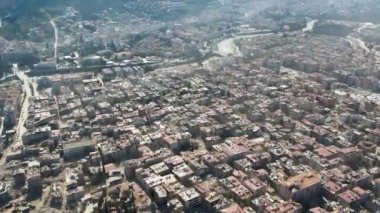 Türkiye 'de meydana gelen 7,8 büyüklüğündeki deprem sonucunda binlerce bina yıkıldı ve milyonlarca insan etkilendi..