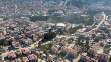 Türkiye 'de meydana gelen 7,8 büyüklüğündeki deprem sonucunda binlerce bina yıkıldı ve milyonlarca insan etkilendi..