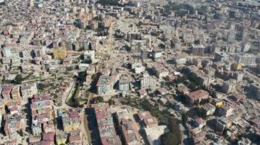 Türkiye 'de meydana gelen 7,8 büyüklüğündeki deprem sonucunda binlerce bina yıkıldı ve milyonlarca insan etkilendi..