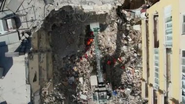 Türkiye 'de meydana gelen 7,8 büyüklüğündeki deprem sonucunda binlerce bina yıkıldı ve milyonlarca insan etkilendi..