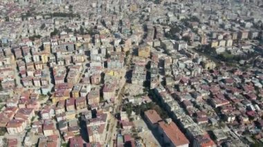 Türkiye 'de meydana gelen 7,8 büyüklüğündeki deprem sonucunda binlerce bina yıkıldı ve milyonlarca insan etkilendi..