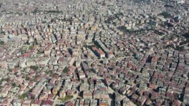 Türkiye 'de meydana gelen 7,8 büyüklüğündeki deprem sonucunda binlerce bina yıkıldı ve milyonlarca insan etkilendi..