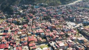 Türkiye 'de meydana gelen 7,8 büyüklüğündeki deprem sonucunda binlerce bina yıkıldı ve milyonlarca insan etkilendi..