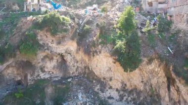 Türkiye 'de meydana gelen 7,8 büyüklüğündeki deprem sonucunda binlerce bina yıkıldı ve milyonlarca insan etkilendi..