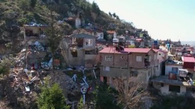 Türkiye 'de meydana gelen 7,8 büyüklüğündeki deprem sonucunda binlerce bina yıkıldı ve milyonlarca insan etkilendi..