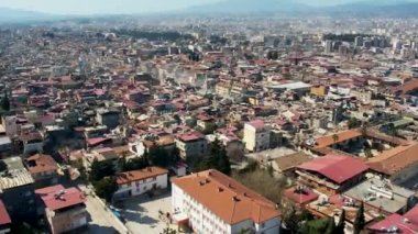 Türkiye 'de meydana gelen 7,8 büyüklüğündeki deprem sonucunda binlerce bina yıkıldı ve milyonlarca insan etkilendi..