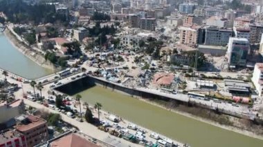 Türkiye 'de meydana gelen 7,8 büyüklüğündeki deprem sonucunda binlerce bina yıkıldı ve milyonlarca insan etkilendi..