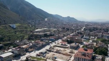 Türkiye 'de meydana gelen 7,8 büyüklüğündeki deprem sonucunda binlerce bina yıkıldı ve milyonlarca insan etkilendi..