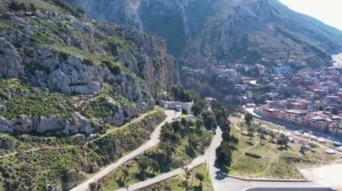 Türkiye 'de meydana gelen 7,8 büyüklüğündeki deprem sonucunda binlerce bina yıkıldı ve milyonlarca insan etkilendi..