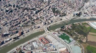 Türkiye 'de meydana gelen 7,8 büyüklüğündeki deprem sonucunda binlerce bina yıkıldı ve milyonlarca insan etkilendi..