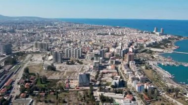 Türkiye 'de meydana gelen 7,8 büyüklüğündeki deprem sonucunda binlerce bina yıkıldı ve milyonlarca insan etkilendi..