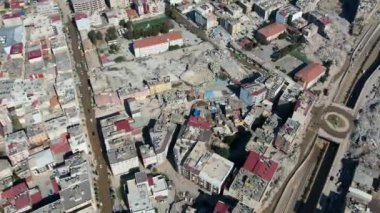 Türkiye 'de meydana gelen 7,8 büyüklüğündeki deprem sonucunda binlerce bina yıkıldı ve milyonlarca insan etkilendi..