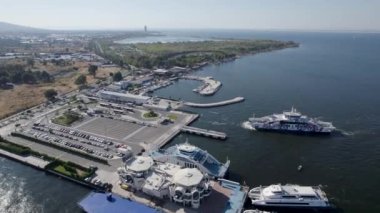 Endüstriyel liman kargo gemileri ve feribotlarının yukarıdan aşağı görüntüsü. Arabalar ve araçlar nakliye feribotuna yükleniyor. Deniz ve deniz lojistiği ve ulaşım. Türkiye, İzmir