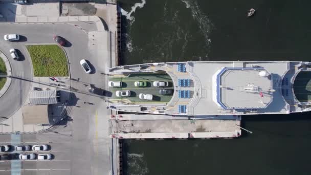 Felülnézetből Ipari Kikötői Teherhajókra Kompokra Autók Járművek Szállítják Kompot Tengerészeti — Stock videók