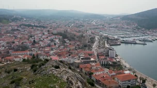 トルコ観光の世界的に有名なトルコの歴史的な城とマリーナの空想的な眺め — ストック動画