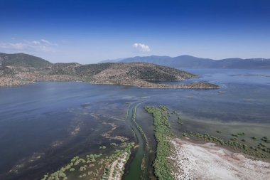 Bodrum yakınlarındaki Bafa Gölü Milli Parkı, Mugla. Su ve balıkçı tekneleri çok sakin bir sahnede..