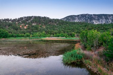 Kovada Gölü 'nün güzel manzaraları, dağlar ve gökyüzünden yeşil alan. Isparta Gölü Bölgesi, TURKEY